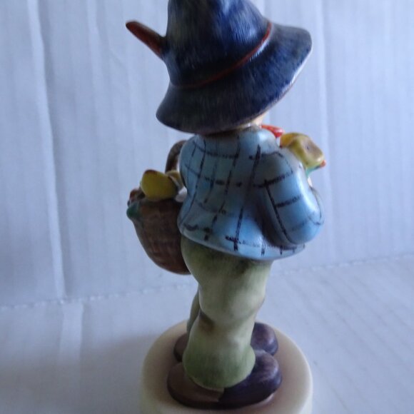 Hummel Goebel figurine - "Easter Greetings" #378 - Boy with Basket of Chicks - Picture 5 of 7